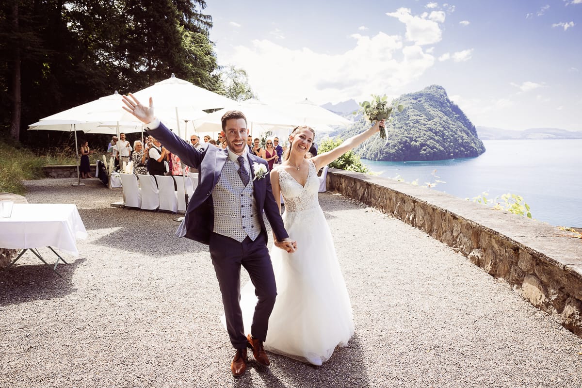 Brautpaar feiert vor der Kulisse des Vierwaldstättersees am Hotel Flora Alpina, fotografiert von Adrian Flütsch