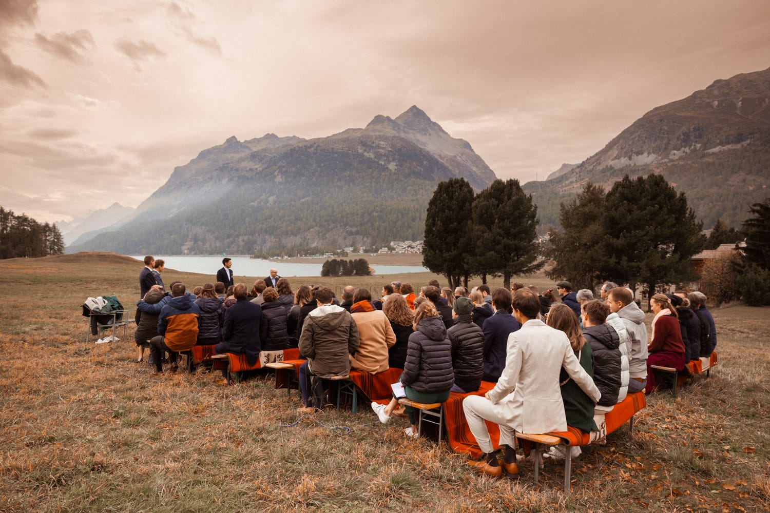 Freie Trauung mit Blick auf die Engadiner Berge, festgehalten von Hochzeitsfotograf Adrian Flütsch.