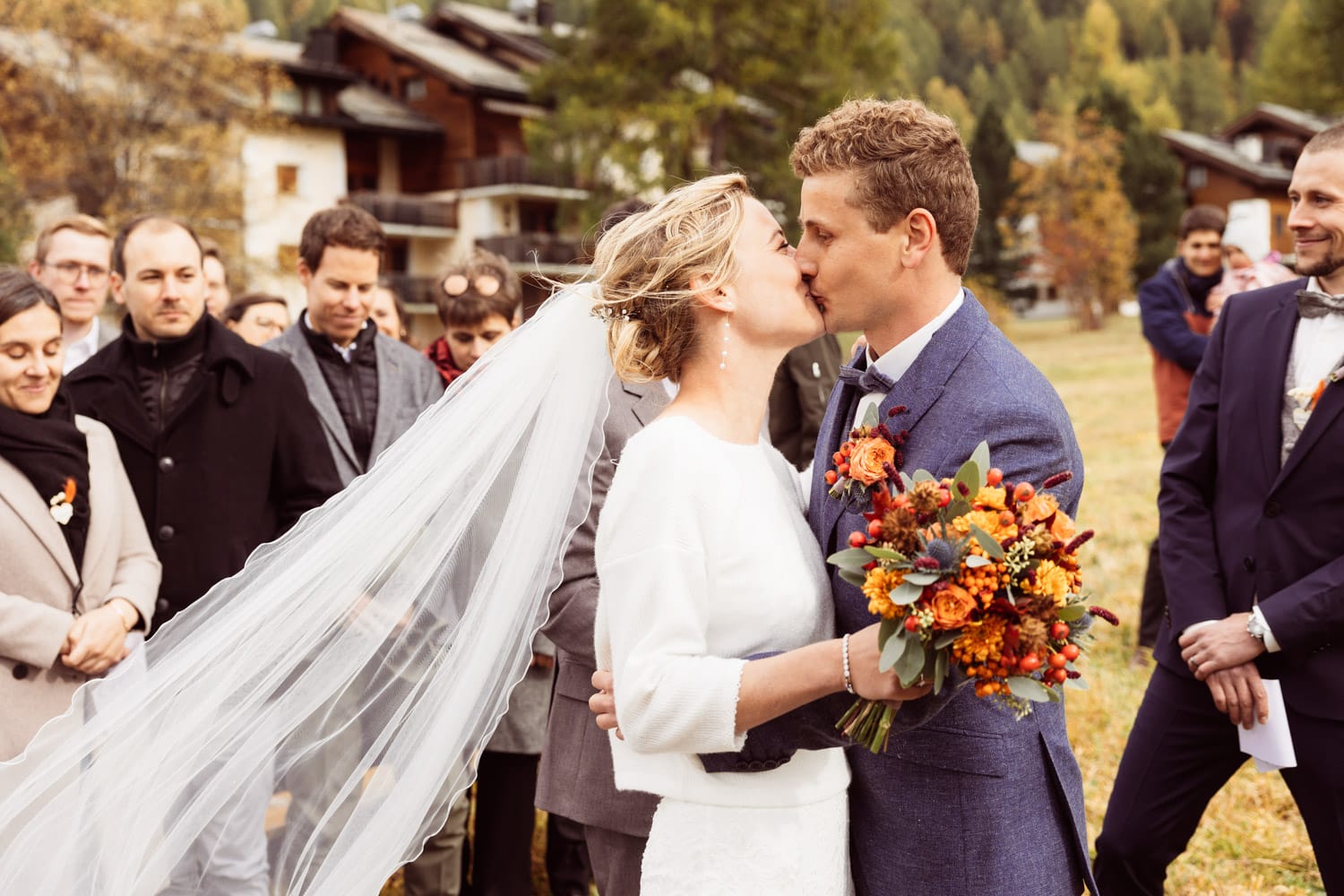 Das Brautpaar Deborah und Patrick beim ersten Kuss nach der Trauung, festgehalten von Hochzeitsfotograf Adrian Flütsch im Engadin.