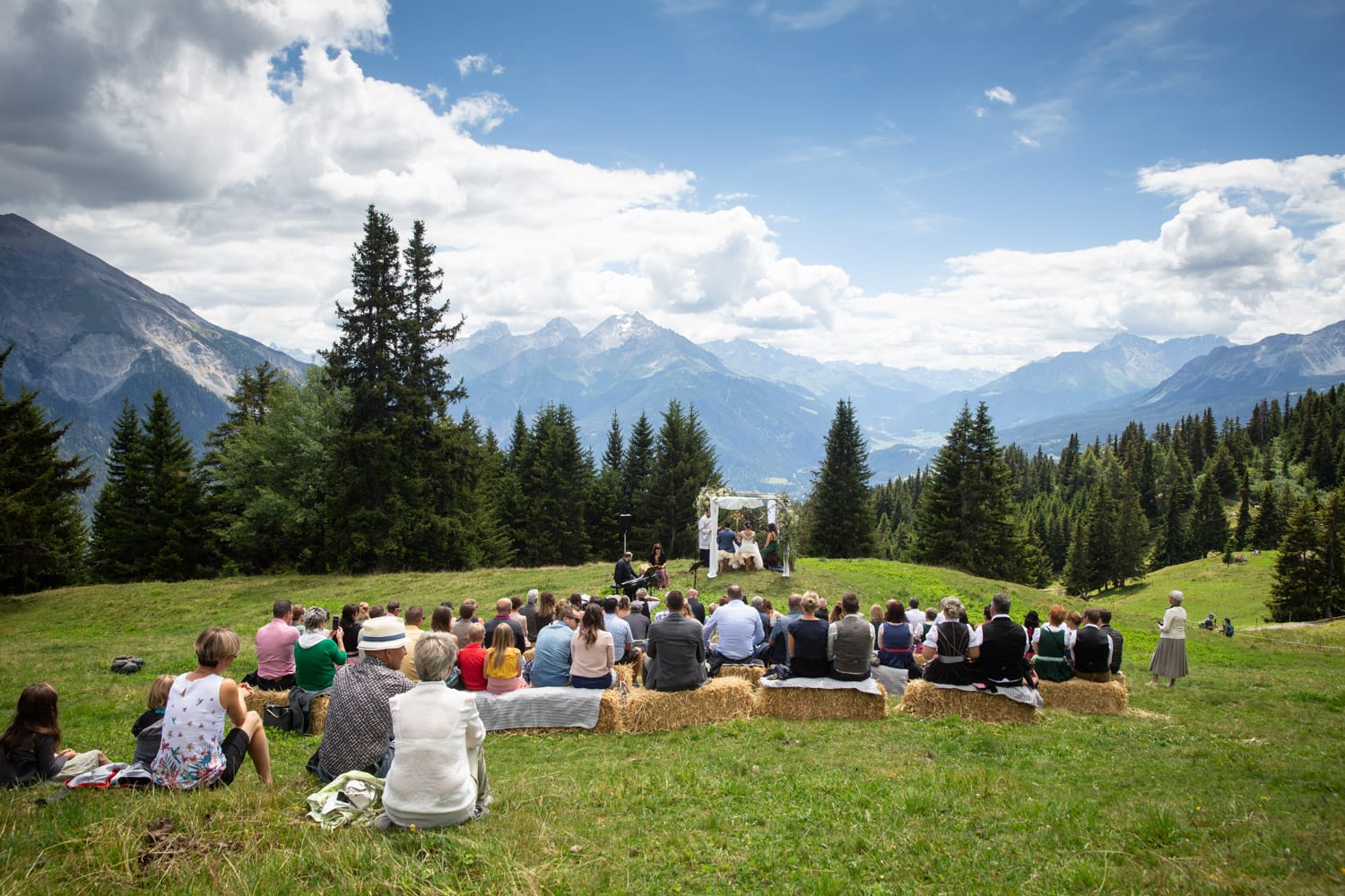 Traumhafte Alphochzeit in Lenzerheide mit Blick auf die Berge, festgehalten von Hochzeitsfotograf Adrian Flütsch.