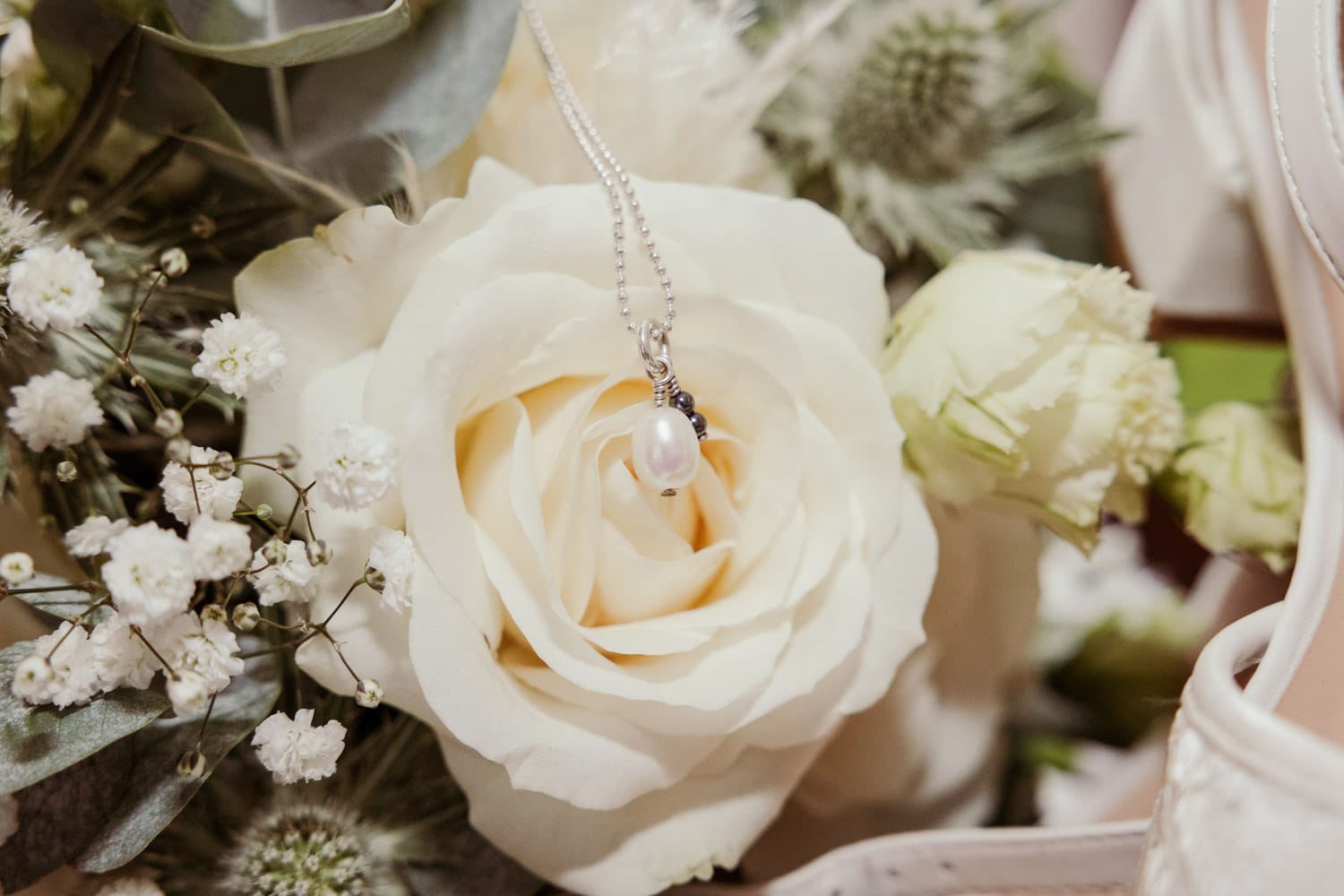 Weißer Brautstrauß mit Perlenkette – Hochzeit Vitznau am Vierwaldstättersee.