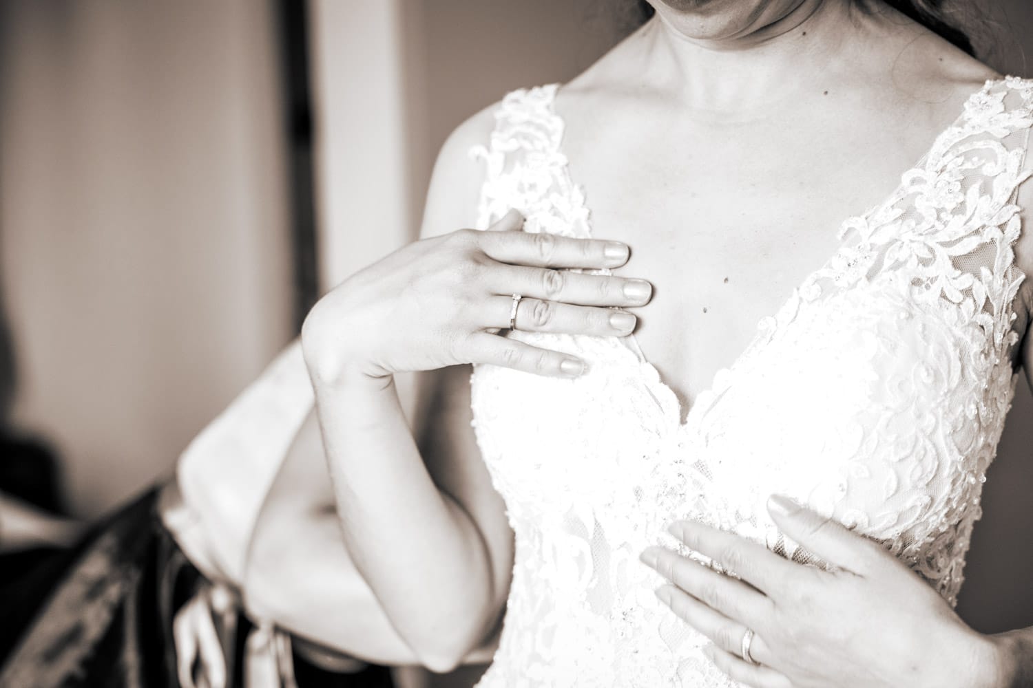 Detailaufnahme Brautkleid – Hochzeit in Vitznau, Hotel Flora Alpina.