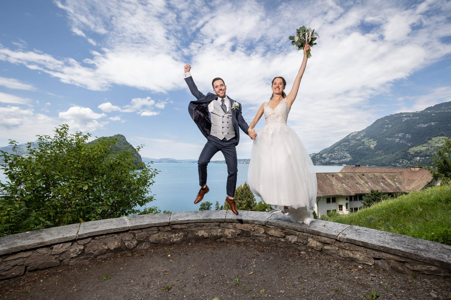 Hochzeitspaar springt vor Alpenkulisse – Hochzeit Luzern, Flora Alpina.