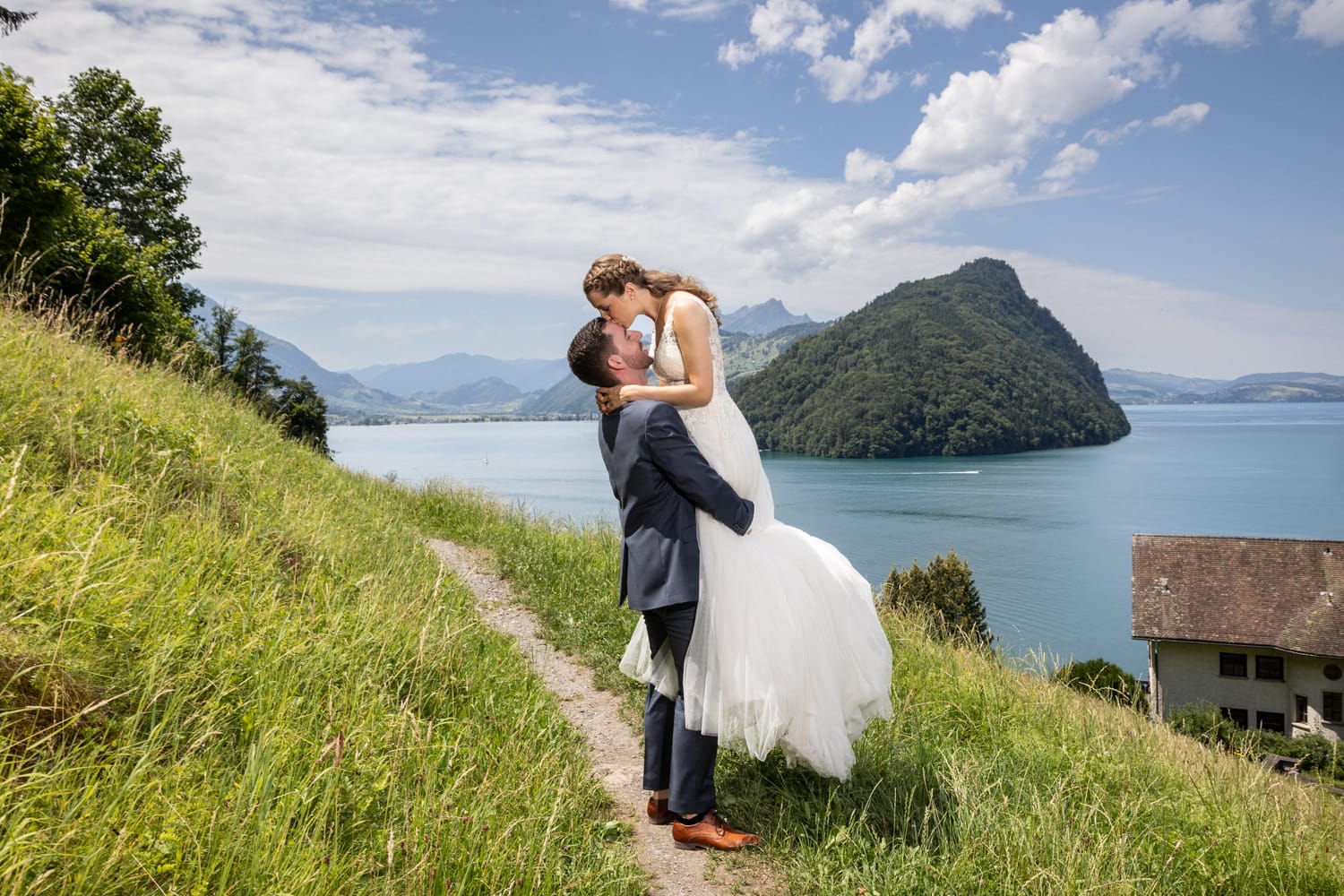 Bräutigam hebt die Braut hoch vor der Kulisse des Vierwaldstättersees in Vitznau.
