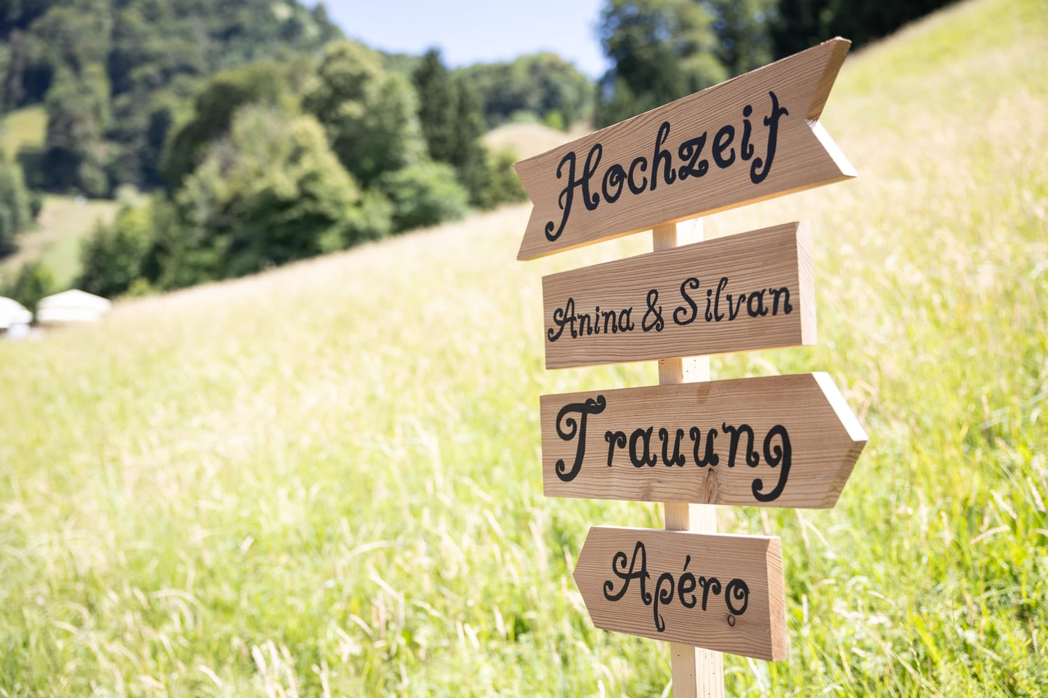 Holzschild mit Hochzeitshinweis – Hochzeit Vitznau, Hotel Flora Alpina.