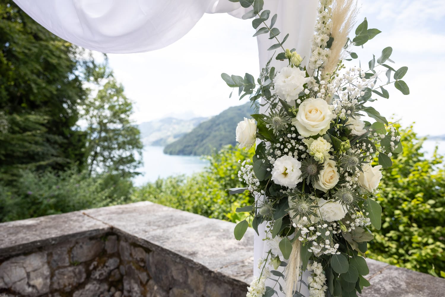 Elegantes Blumengesteck bei einer Hochzeit am Vierwaldstättersee.