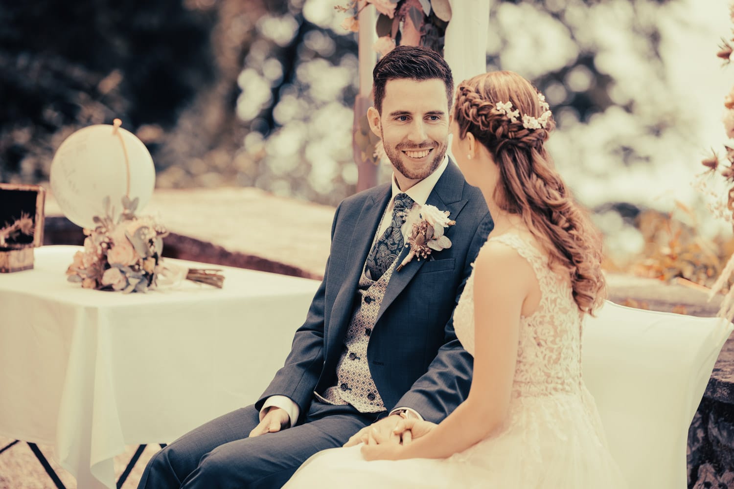 Braut und Bräutigam bei einer romantischen Trauung mit Blick auf den Vierwaldstättersee.