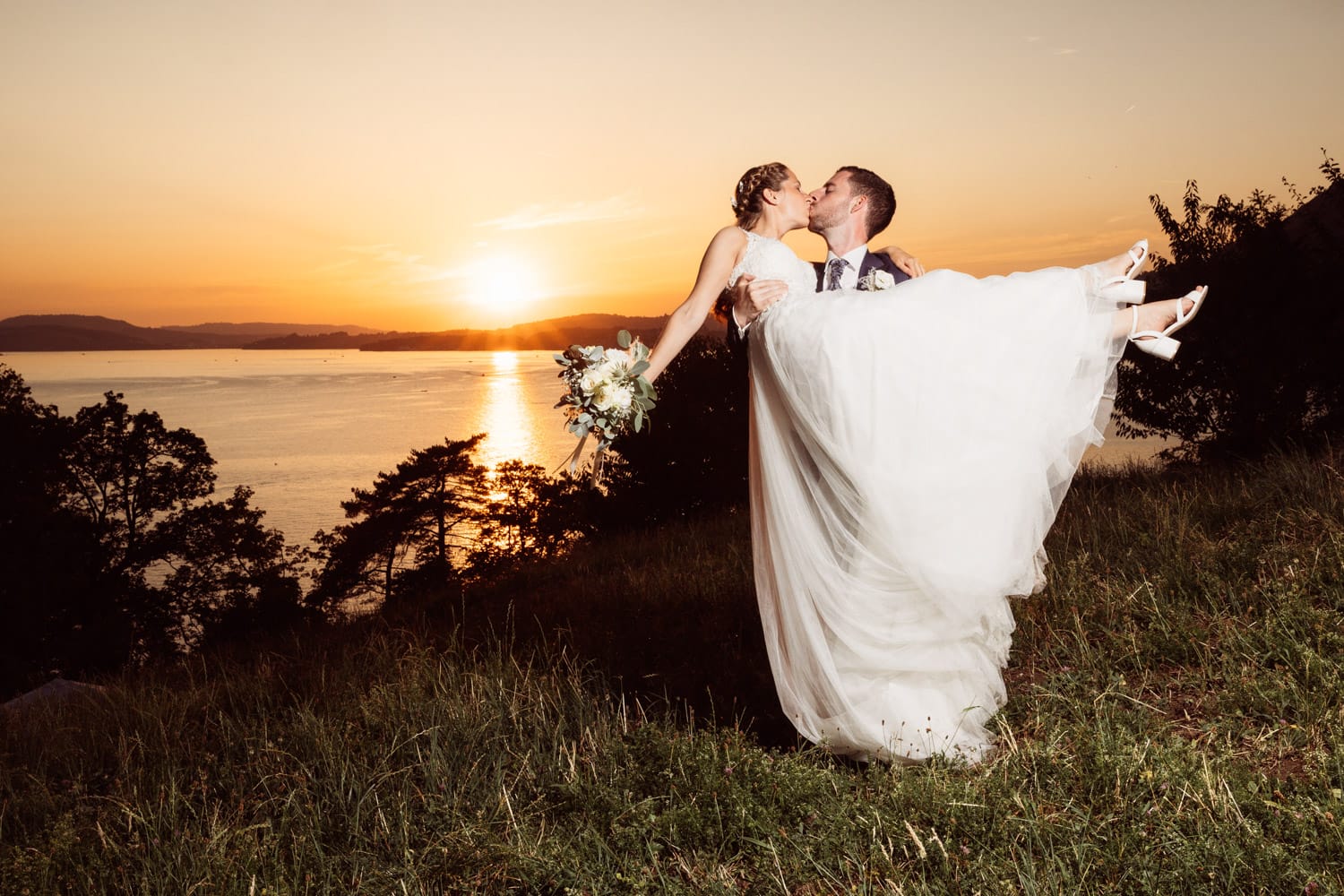 Brautpaar bei Sonnenuntergang - Hochzeit in der Schweiz