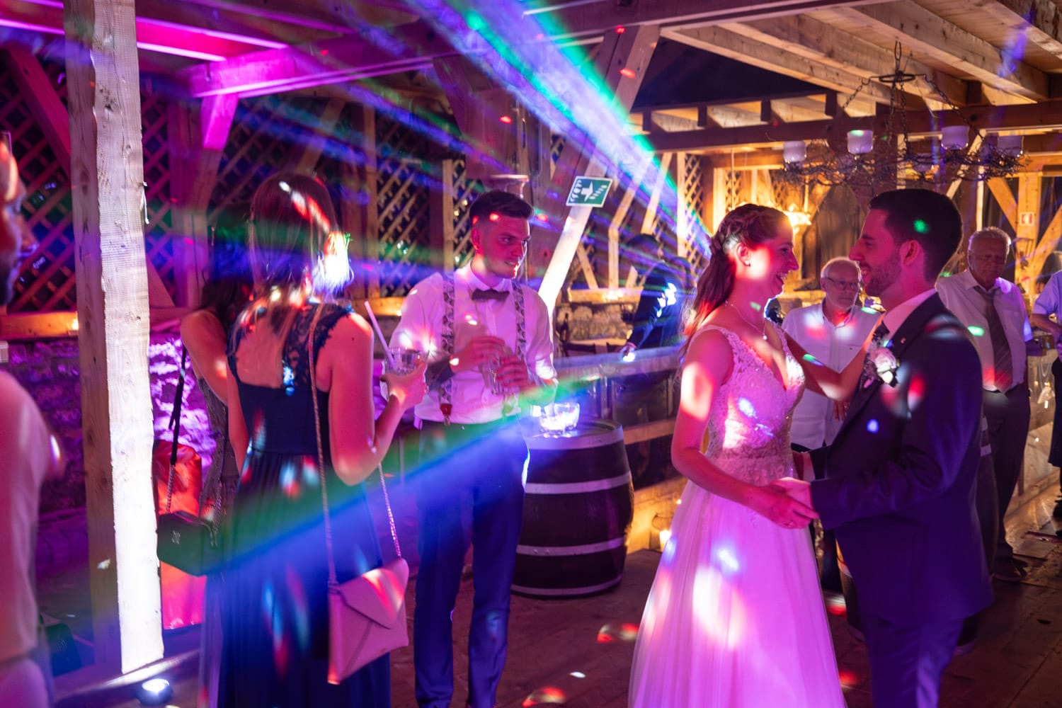 Farbenfrohe Partybeleuchtung während der Hochzeitsparty in Vitznau. Farbenfrohe Partybeleuchtung während der Hochzeitsparty in Vitznau.