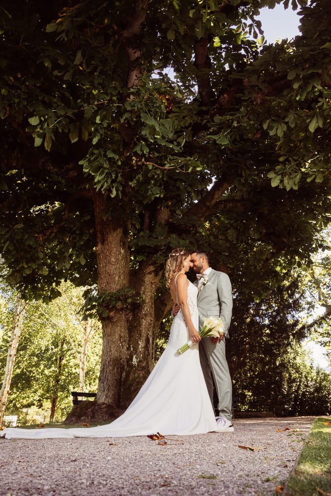 Romantische Hochzeitsaufnahme unter einem Baum in Bad Ragaz, aufgenommen von Hochzeitsfotograf Adrian Flütsch.