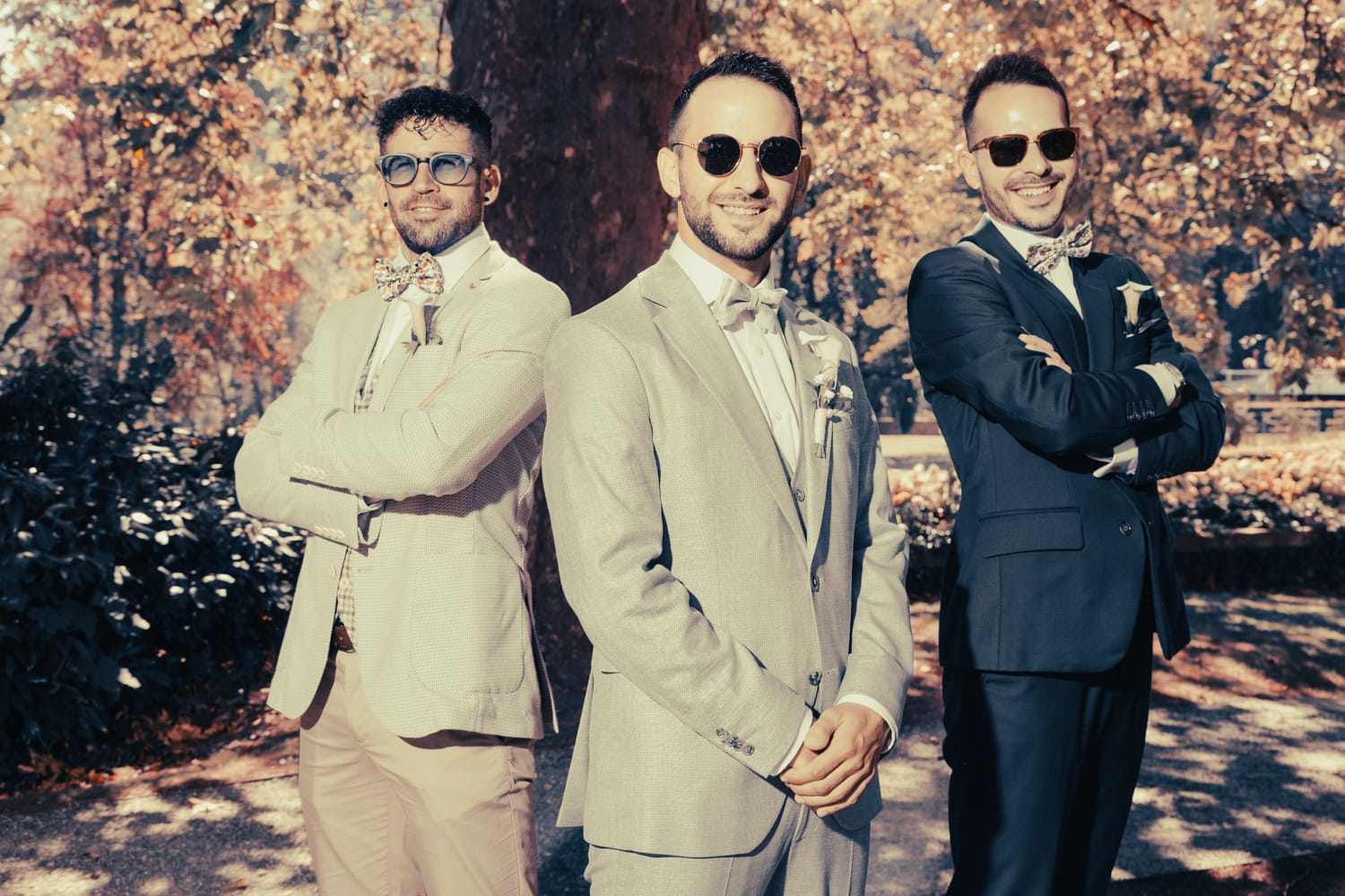 Der Trauzeuge und er Tätschmeister posieren mit Bräutigam bei der Hochzeit in Bad Ragaz.