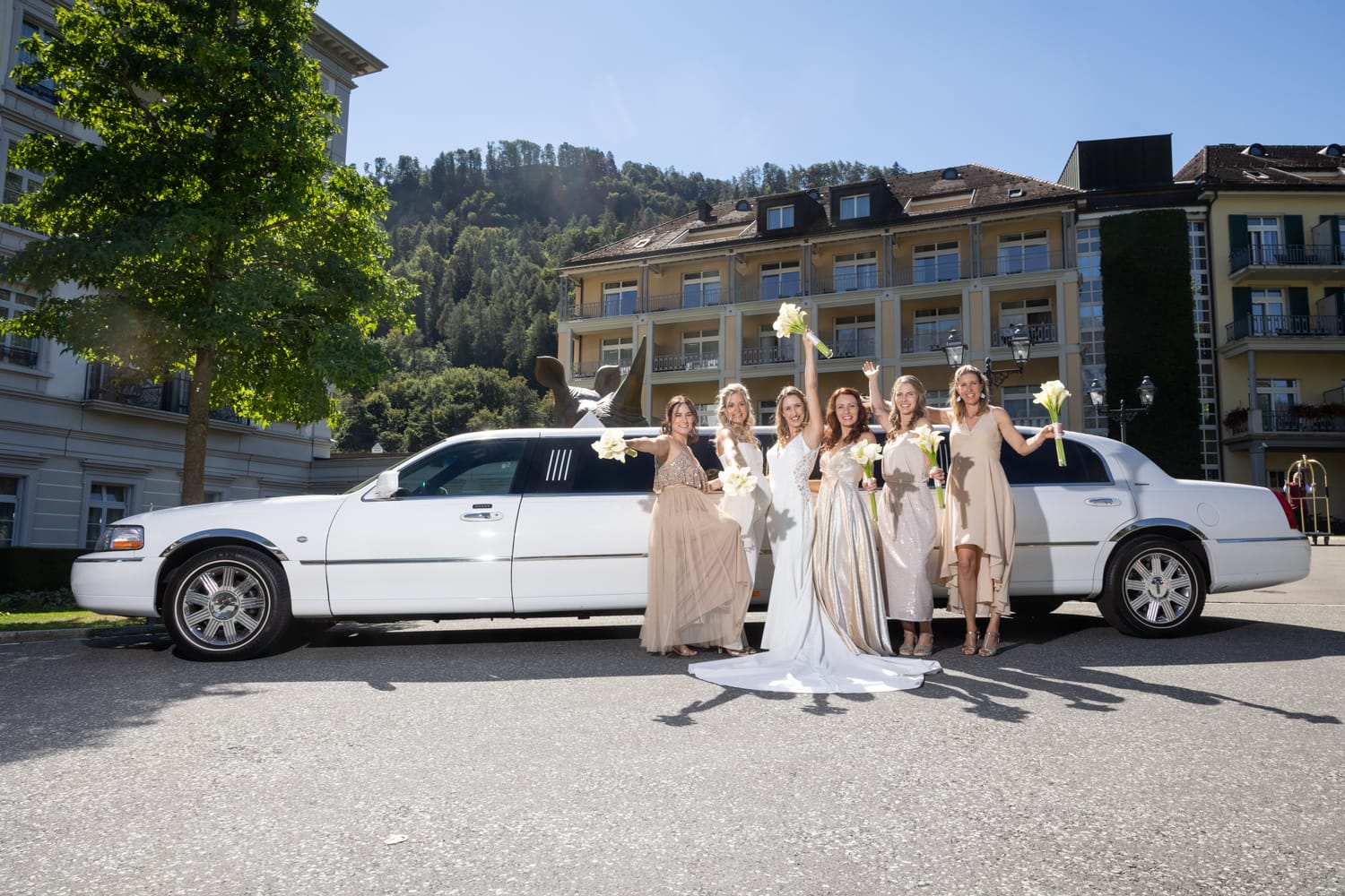 Brautjungfern und Braut mit Stretch-Limousine vor dem Grand Resort Bad Ragaz.