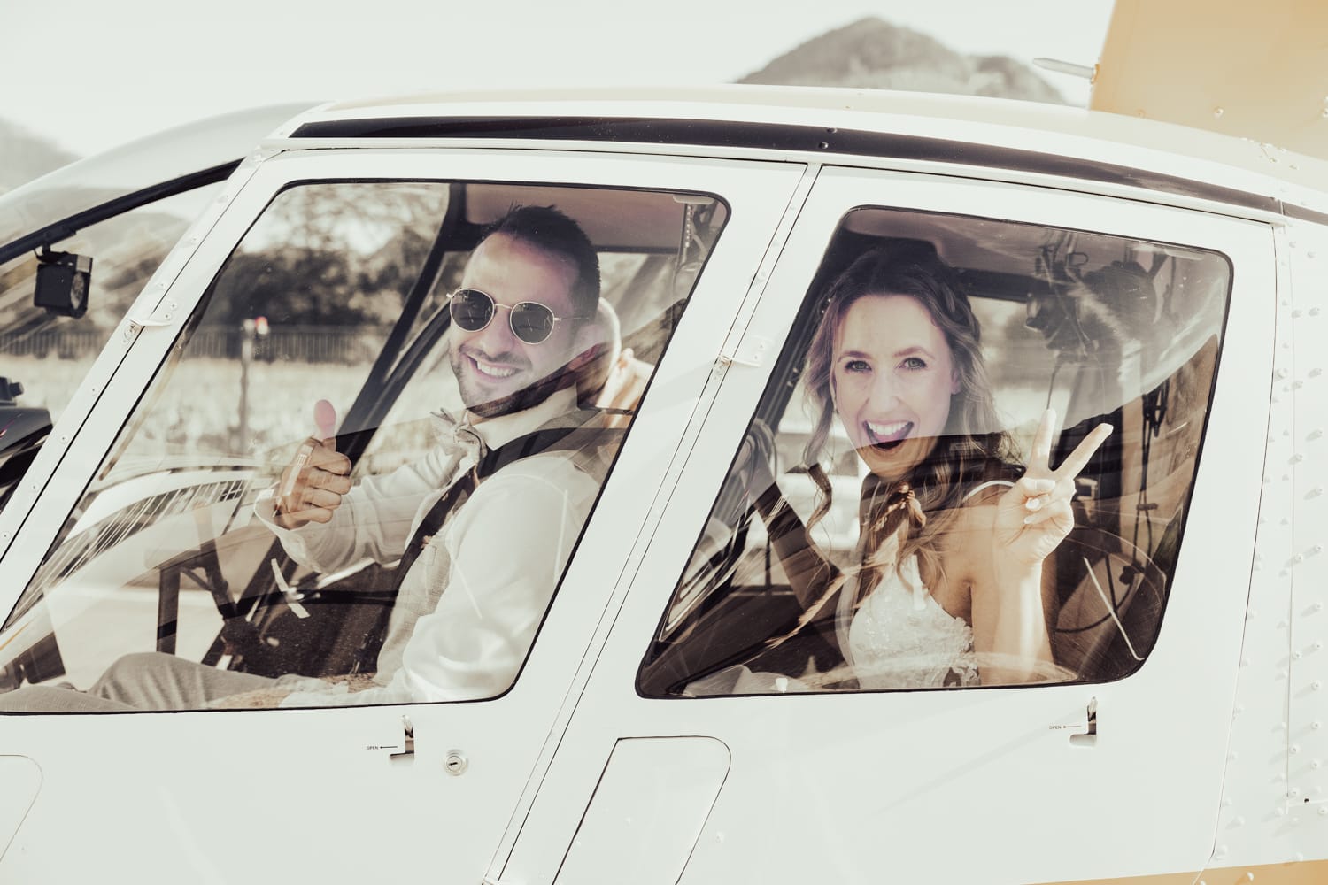 Brautpaar im Helikopter, Flugplatz Balzers, Hochzeit in der Schweiz, Hochzeitsfotograf Adrian Flütsch.