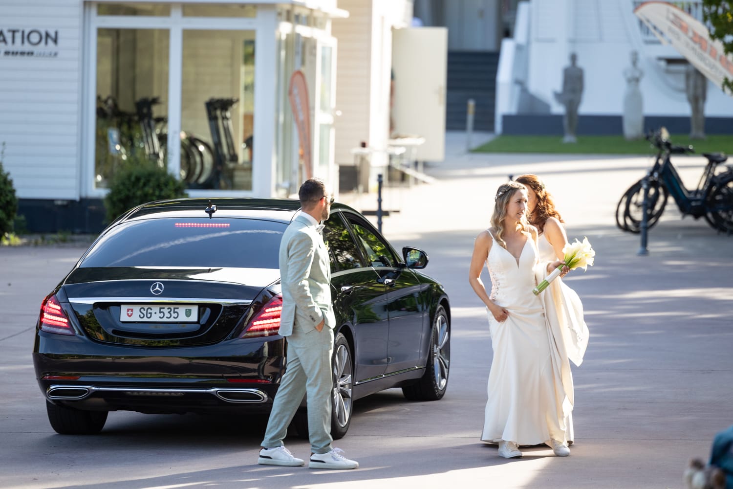 Brautpaar steigt aus luxuriöser Limousine bei Hochzeit im Grand Resort Bad Ragaz.
