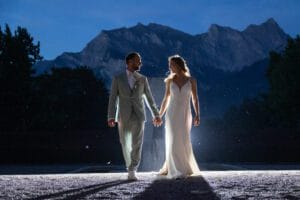 Brautpaar vor dem Grand Resort in Bad Ragaz bei Nacht, fotografiert von Adrian Flütsch