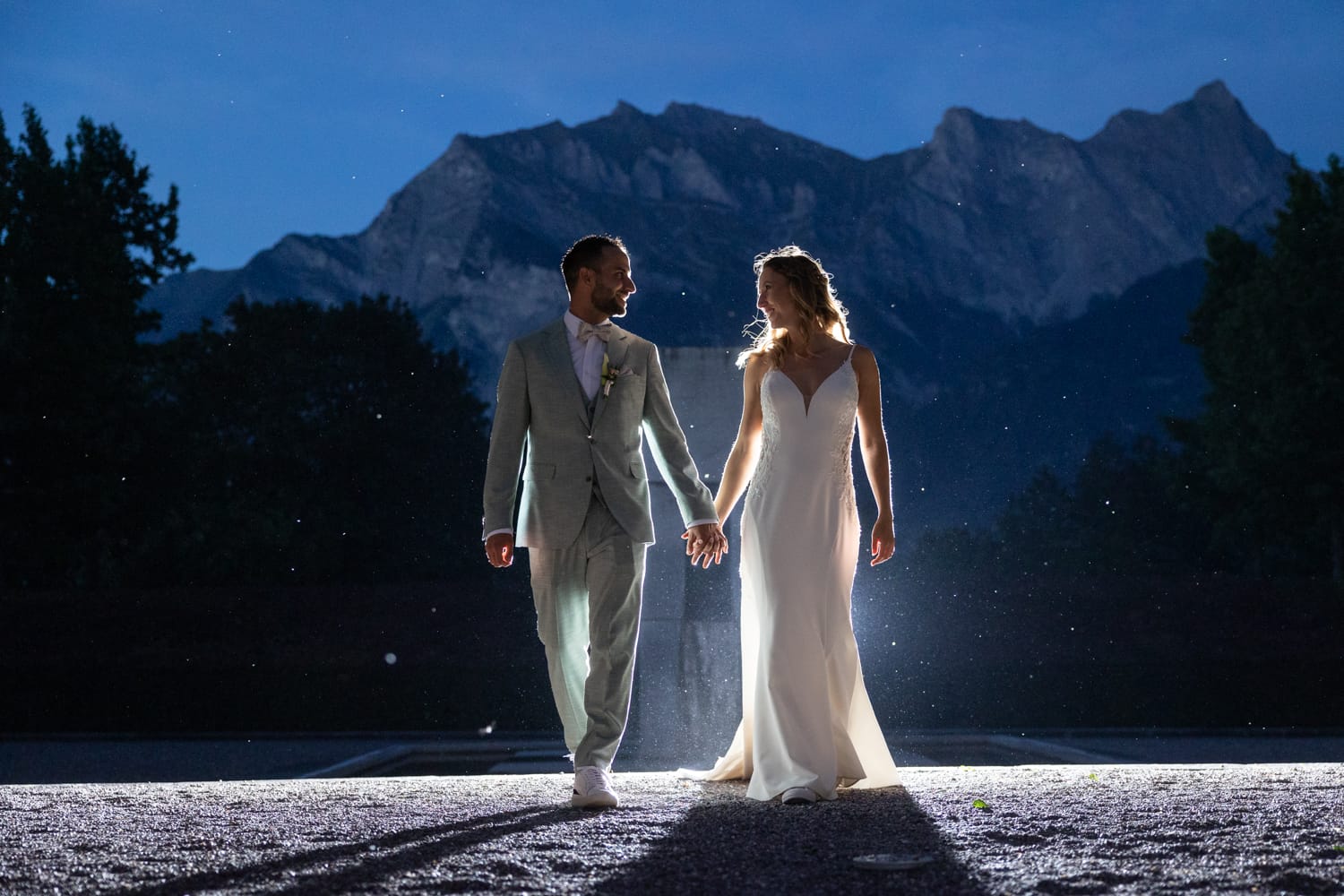Brautpaar vor dem Grand Resort in Bad Ragaz bei Nacht, fotografiert von Adrian Flütsch