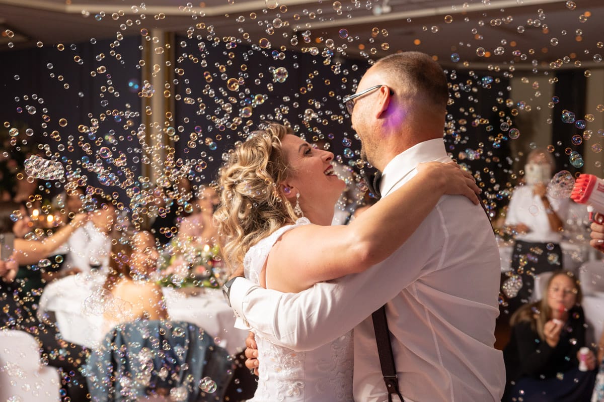 Braut und Bräutigam beim Hochzeitstanz im Hotel Bad Horn, umgeben von Seifenblasen, festgehalten von Fotograf Adrian Flütsch