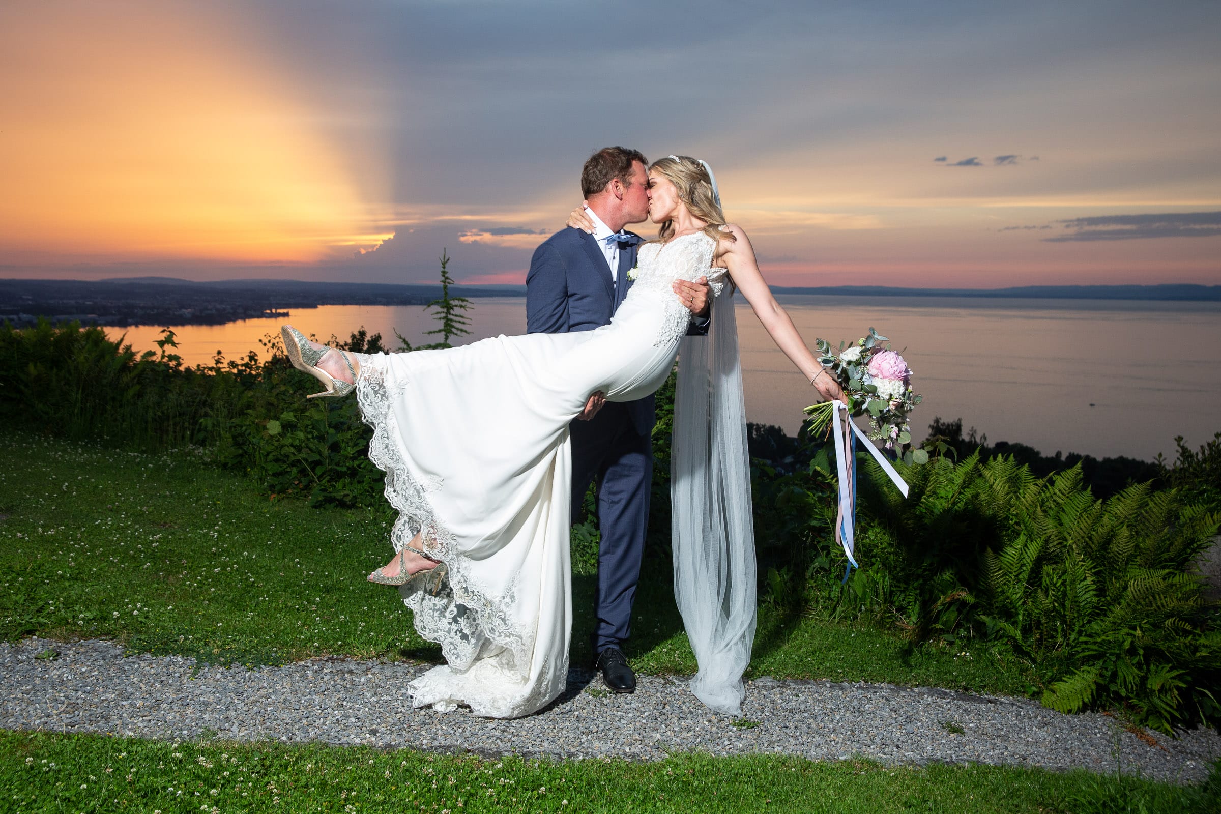 Romantisches Hochzeitsfoto eines Brautpaares beim Sonnenuntergang am Bodensee – aufgenommen von Hochzeitsfotograf Adrian Flütsch beim Schloss Wart am See im Kanton St. Gallen. Traumhochzeitsbilder steht für Hochzeitsfotografie, die Herzen berührt.